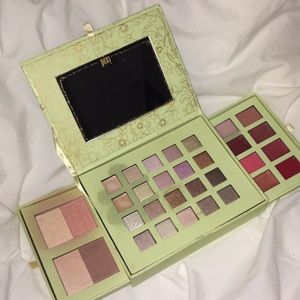 *SOLD* Makeup Kit by PIXI